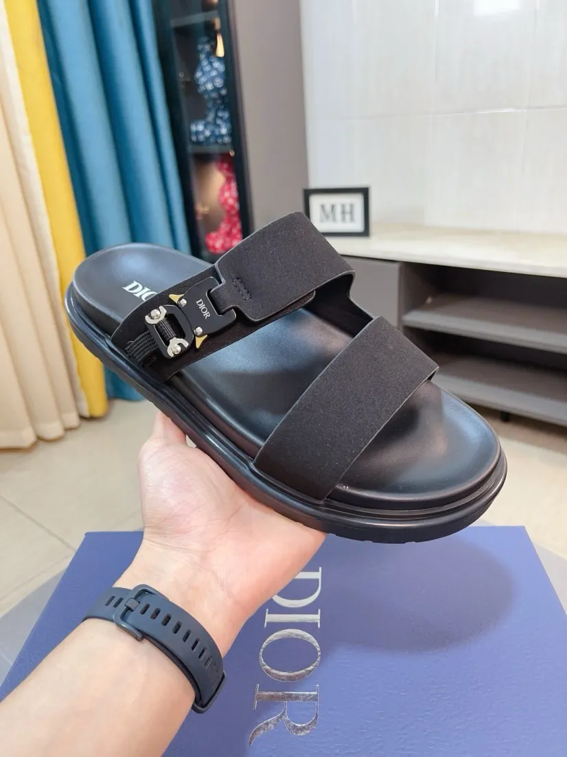 Men's Men's Shoes 💰320🌸🌸Dior Aqua Men's Sandals Slippers. Showcasing Dior haute couture design. The Dior gray suede strap is accented with an aluminum Dior buckle for added style. Paired with a comfortable tonal notch sole, they pair easily with shorts or jeans for a sophisticated look. Main body: suede cow leather, technical fabric lining: cow leather, with adjustable straps, aluminum Dior buckle, Dior gray EVA insole, tonal notch rubber outsole splicing structure👌👌size: 38-44 (45.46 customized)